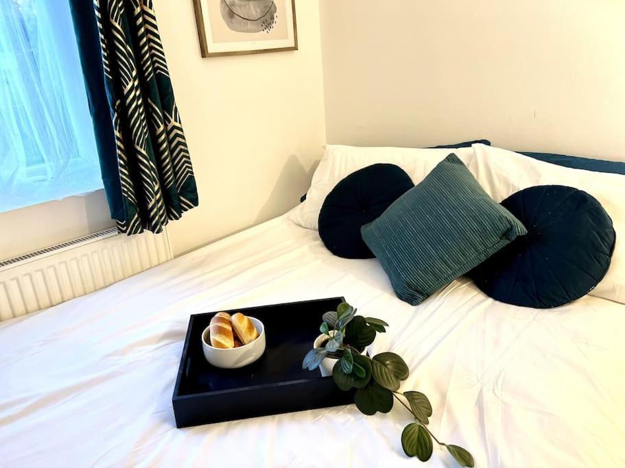 Modern 2 Bed Close To Mall With Parking & Garden London Exterior photo