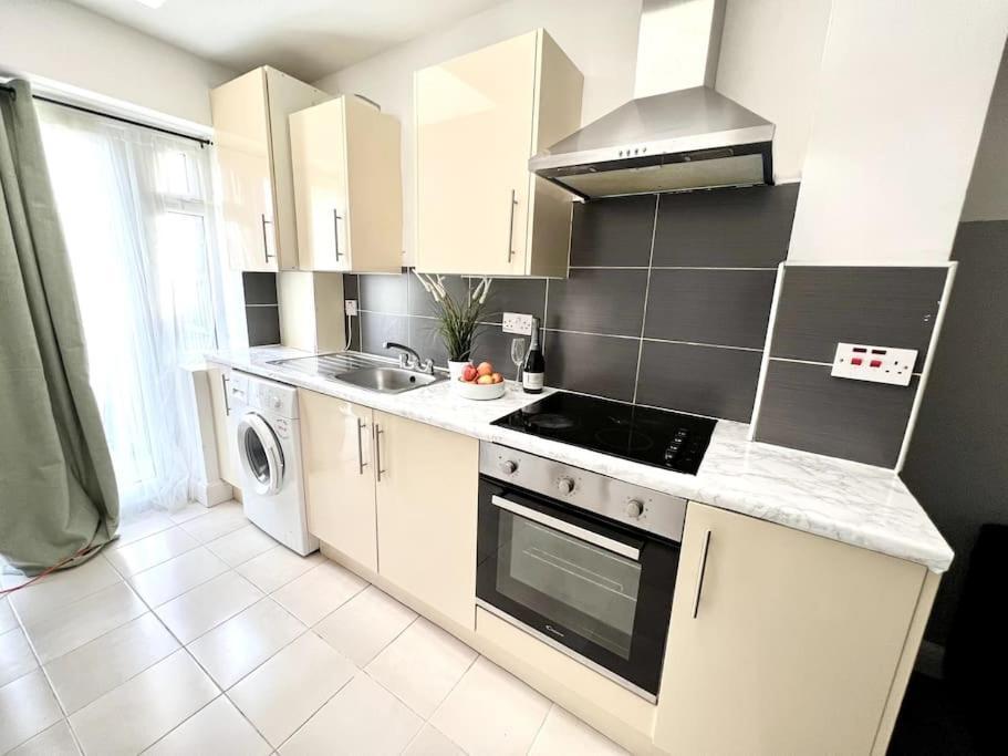 Modern 2 Bed Close To Mall With Parking & Garden London Exterior photo