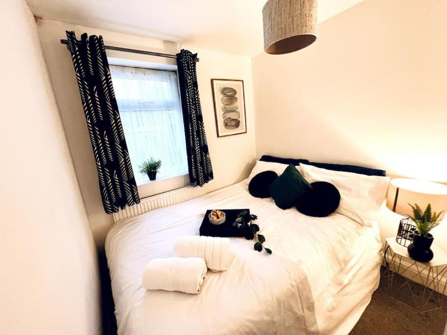 Modern 2 Bed Close To Mall With Parking & Garden London Exterior photo